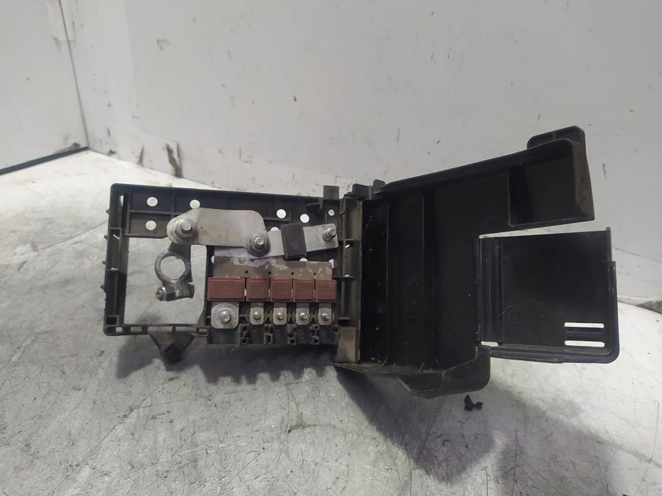 Foto de CAJA RELES / FUSIBLES OPEL ASTRA J BERLINA 5P 1.7 16V CDTI (110 CV / 81 KW) referencia 13302307