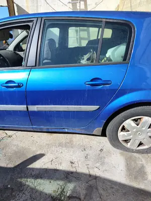 Foto de PUERTA TRASERA IZQUIERDA RENAULT MEGANE II BERLINA 5P 1.5 dCi Diesel (101 CV / 74 KW)