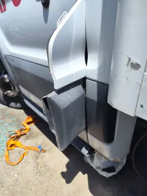 Foto de TAPA EXTERIOR COMBUSTIBLE FORD TRANSIT CHASIS CABINA (TTG) 2.0 TDCi CAT (170 CV / 125 KW)