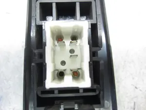 Foto de MANDO ELEVALUNAS DELANTERO IZQUIERDO TOYOTA 2.0 ( 00 CV/147W) referencia 74232 foto 3