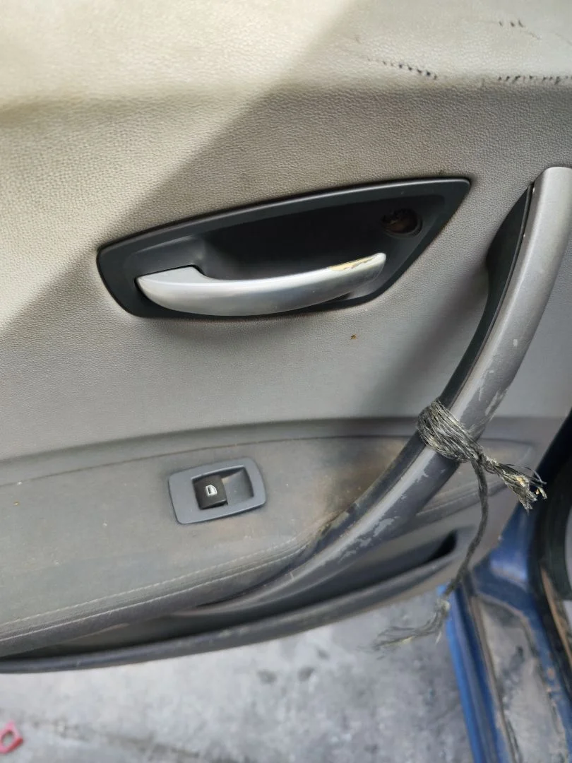 Foto de MANETA INTERIOR TRASERA IZQUIERDA BMW SERIE 1 BERLINA (E81/E87) 2.0 16V Diesel CAT (122 CV / 90 KW) referencia 51417145075