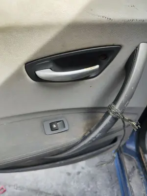 Foto de MANETA INTERIOR TRASERA IZQUIERDA BMW SERIE 1 BERLINA (E81/E87) 2.0 16V Diesel CAT (122 CV / 90 KW) referencia 51417145075