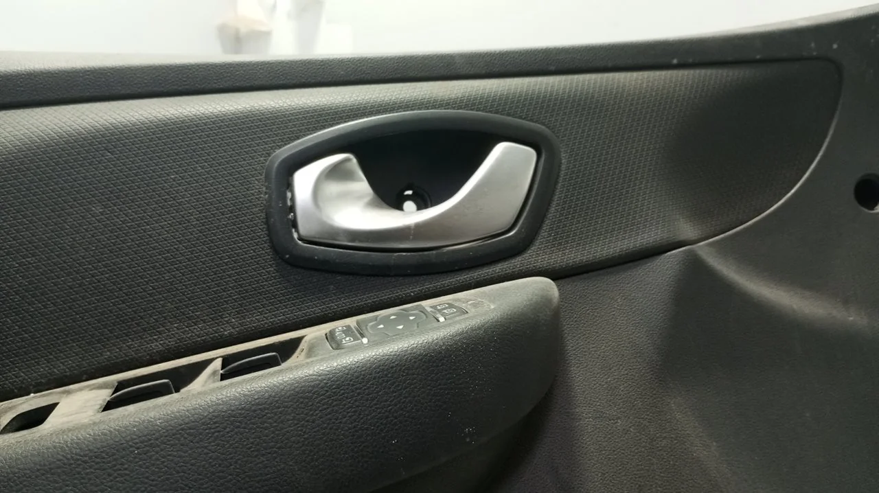Foto de MANETA INTERIOR DELANTERA IZQUIERDA RENAULT CLIO IV GRANDTOUR 0.9 Energy (90 CV / 66 KW) referencia 826730001R