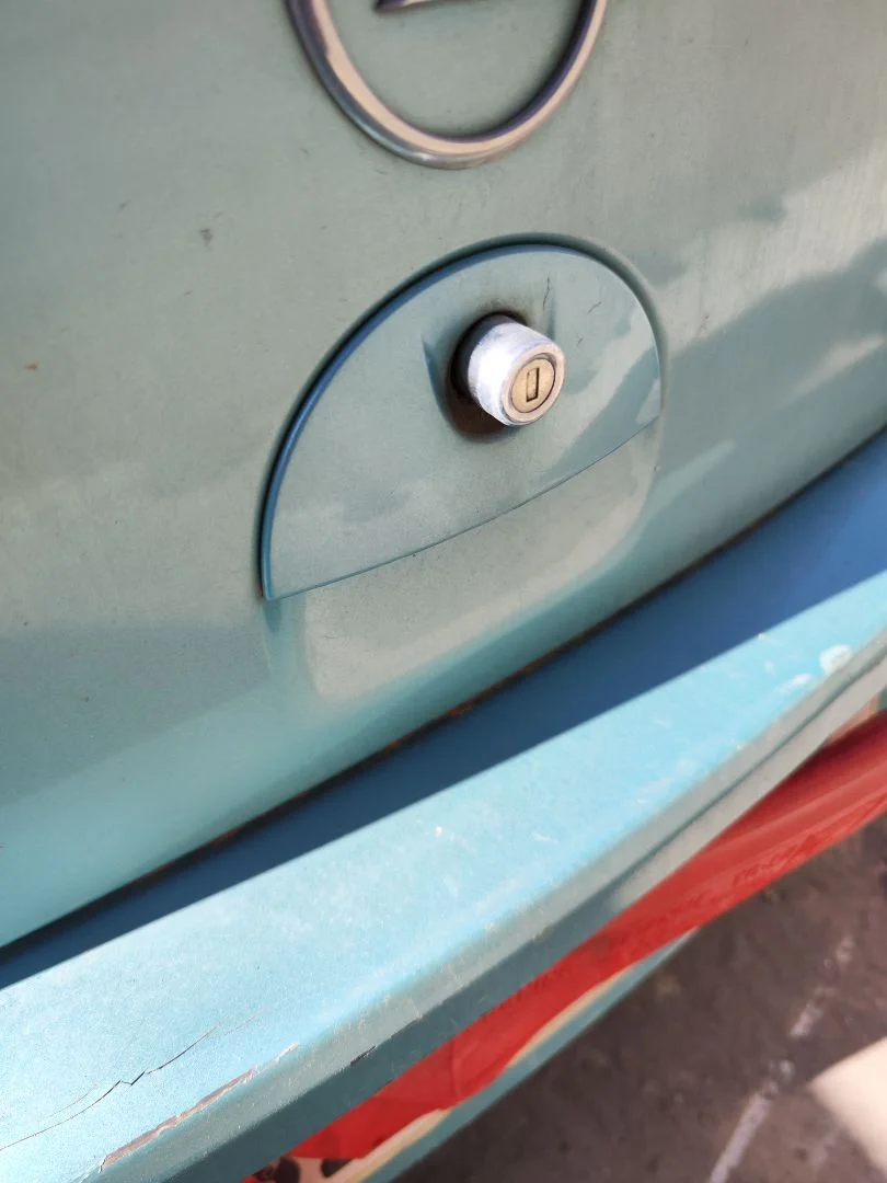 Foto de MANETA EXTERIOR MALETERO / PORTON OPEL CORSA C 1.2 16V CAT (Z 12 XEP / LB4) (80 CV / 59 KW)