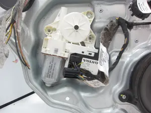 Foto de ELEVALUNAS TRASERO IZQUIERDO VOLVO S40 BERLINA 2.5 20V Turbo CAT (220 CV / 162 KW) referencia LH992673 foto 4