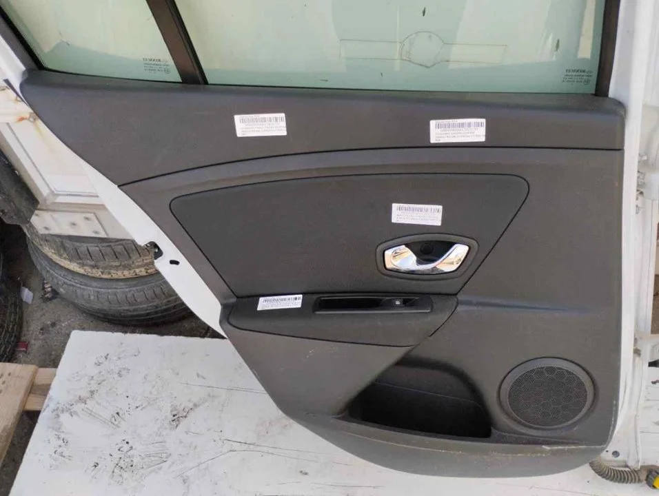 Foto de GUARNECIDO PUERTA TRASERA IZQUIERDA RENAULT MEGANE III BERLINA 5P 1.2 TCE (132 CV / 97 KW)