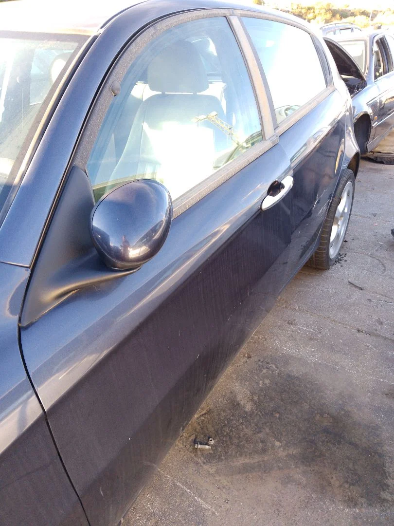 Foto de PUERTA DELANTERA IZQUIERDA ALFA ROMEO 147 (190) 1.9 JTD CAT (110 CV / 81 KW)