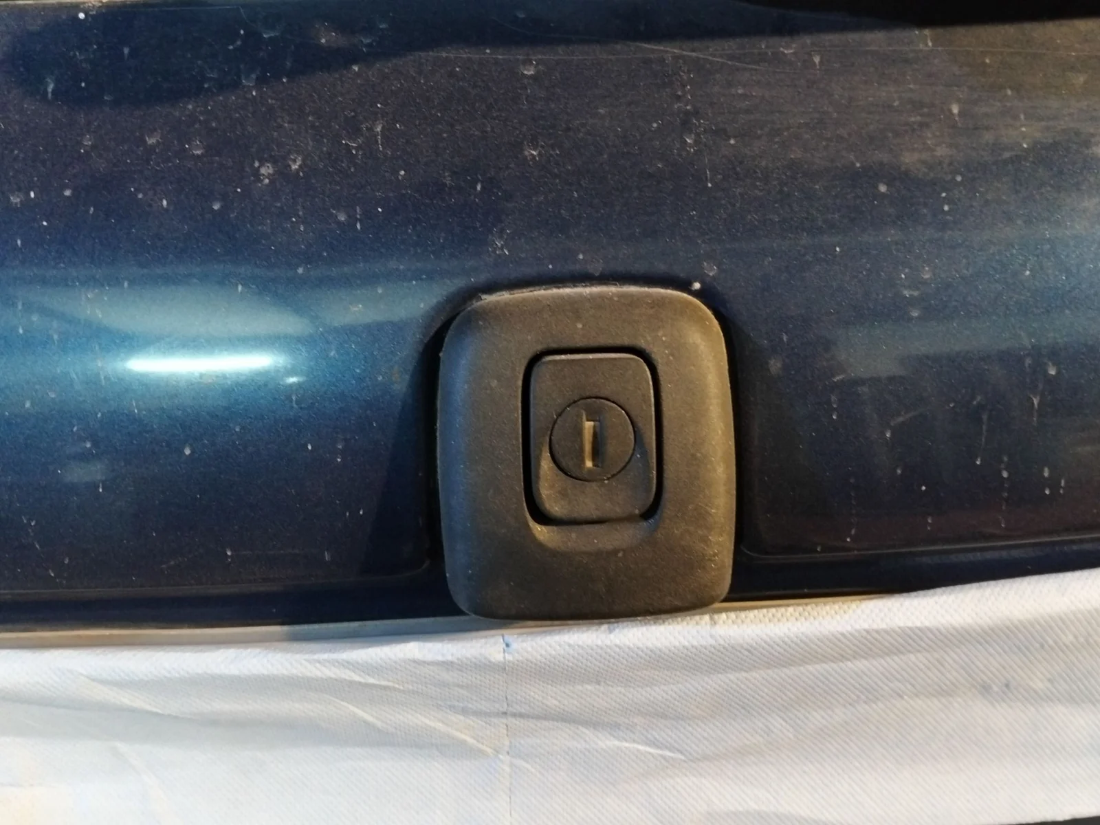 Foto de MANETA EXTERIOR MALETERO / PORTON RENAULT CLIO II FASE I (B/CB0) 1.4 16V (98 CV / 72 KW)
