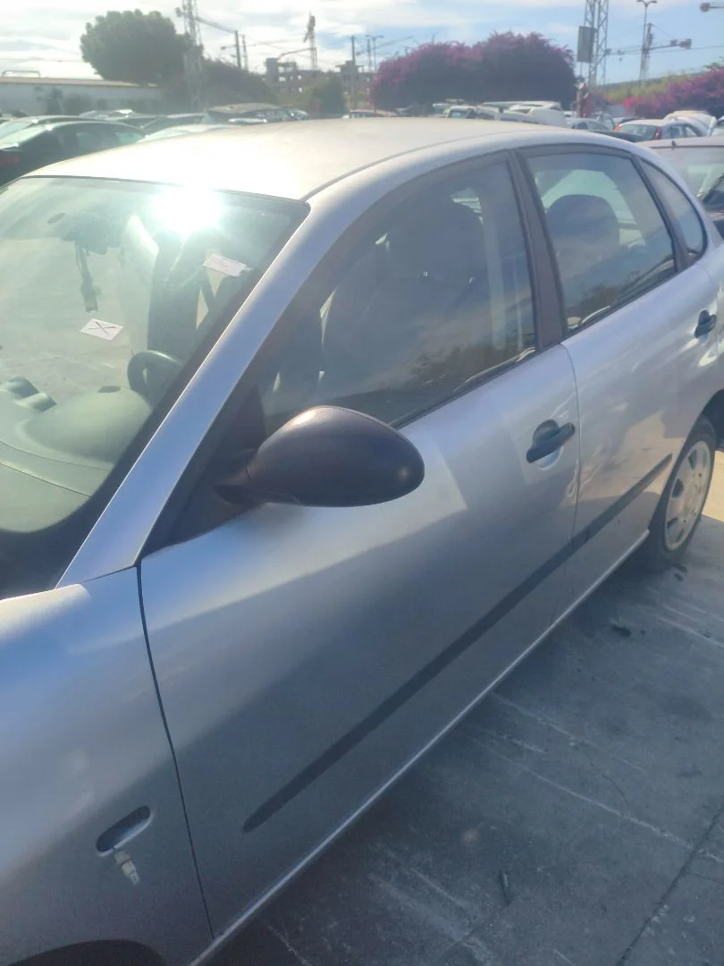 Foto de PUERTA DELANTERA IZQUIERDA SEAT IBIZA (6L1) 1.4 16V (75 CV / 55 KW) referencia 6L4831055S