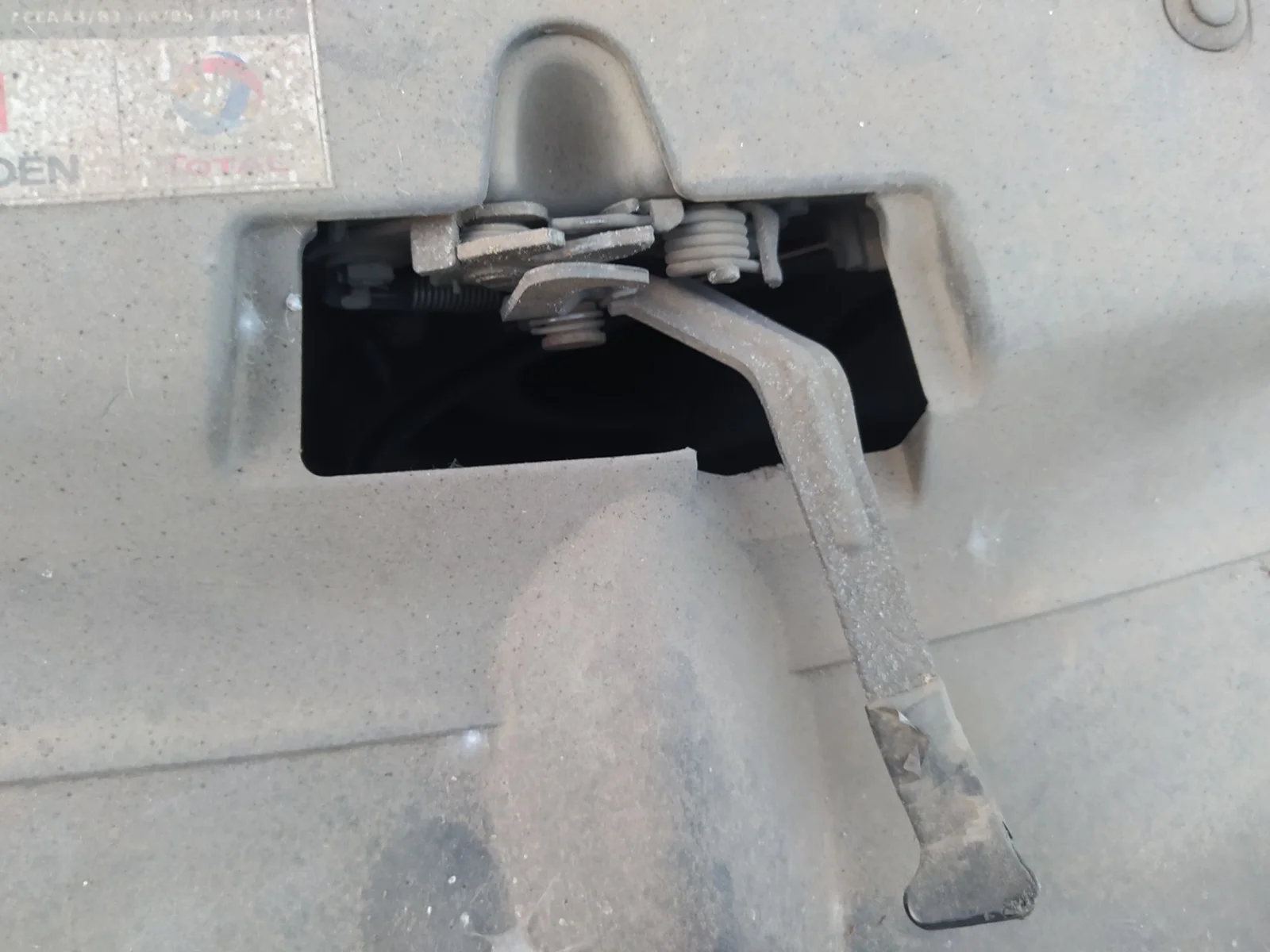 Foto de CERRADURA CAPO CITROEN C4 COUPE 1.6 16V CAT (NFU / TU5JP4) (109 CV / 80 KW) referencia 7934C6