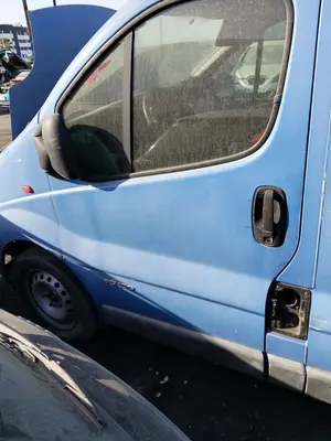 Foto de PUERTA DELANTERA IZQUIERDA RENAULT TRAFIC II COMBI 1.9 Diesel (101 CV / 74 KW)