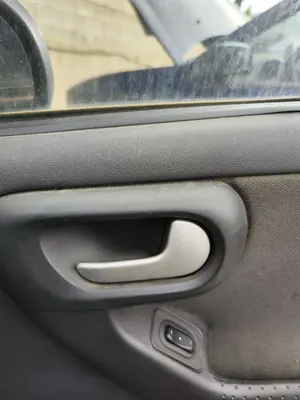 Foto de MANETA INTERIOR DELANTERA DERECHA OPEL CORSA C 1.2 16V CAT (Z 12 XEP / LB4) (80 CV / 59 KW)