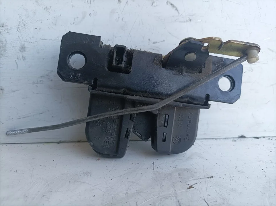 Foto de CERRADURA MALETERO / PORTON SEAT LEON (1M1) 1.9 TDI (110 CV / 81 KW) referencia 3B9827505C