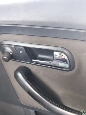 Foto de MANETA INTERIOR DELANTERA DERECHA SEAT CORDOBA BERLINA (6L2) 1.9 SDI (64 CV / 47 KW) referencia 6L0837114H FKZ