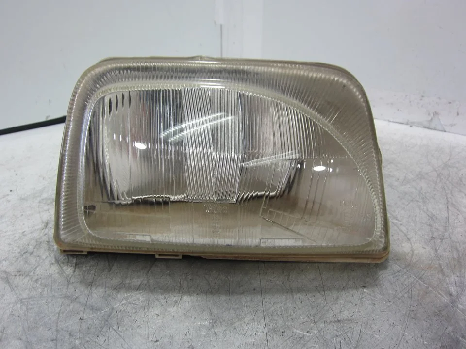 Foto de FARO DERECHO RENAULT RAPID /EXPRESS (F40) 1.9 Diesel (64 CV / 47 KW) referencia 7701035231