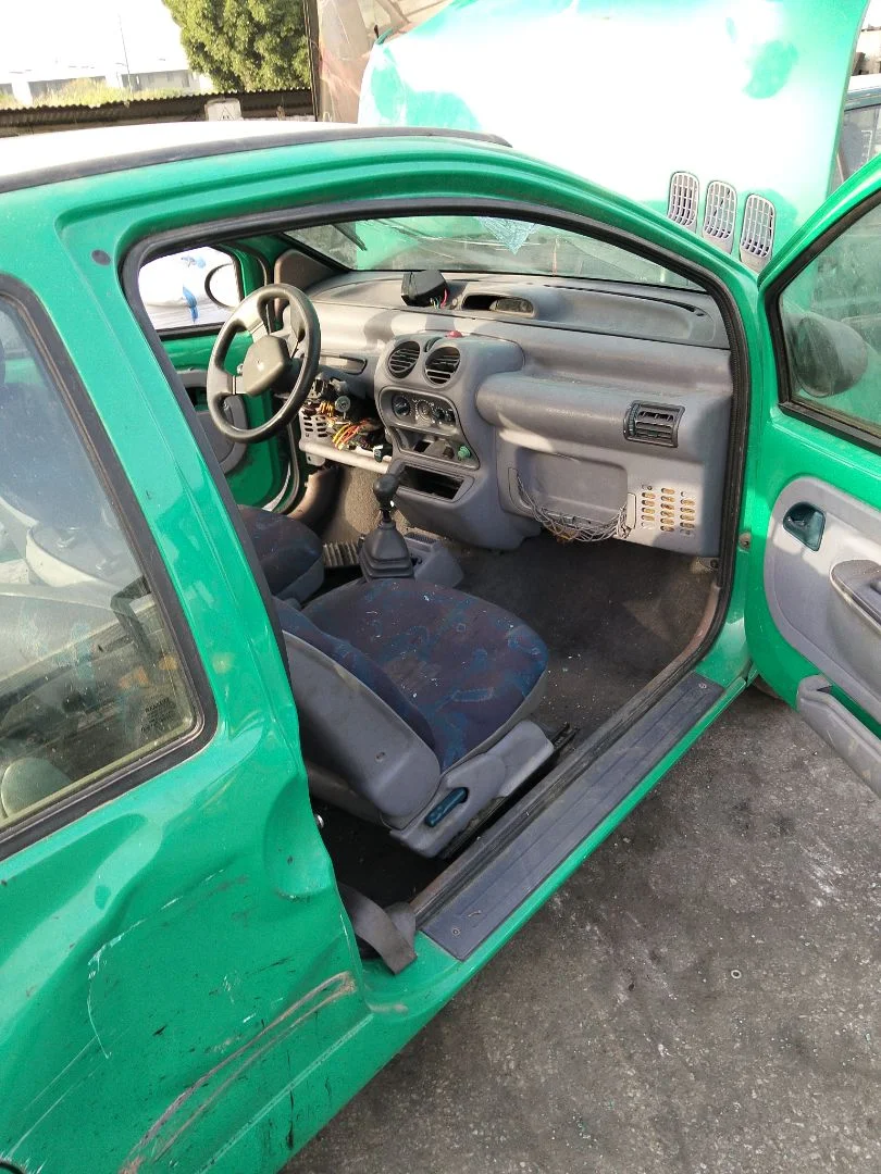 Foto de GOMAS CONTORNO PUERTA RENAULT TWINGO I (C06) 1.2 (58 CV / 43 KW)