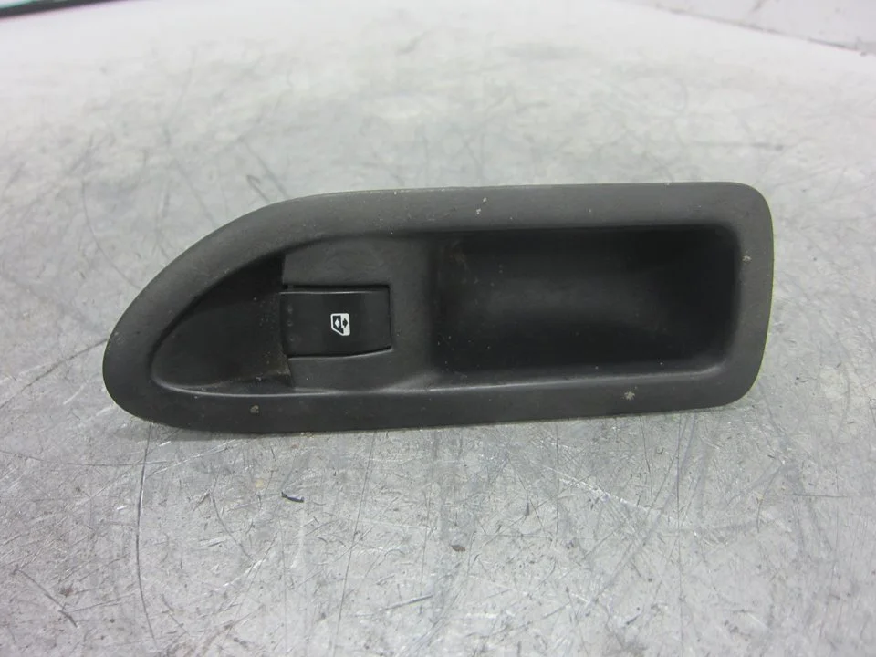 Foto de MANDO ELEVALUNAS TRASERO IZQUIERDO RENAULT LAGUNA II (BG0) 1.9 dCi Diesel CAT (101 CV / 74 KW) referencia 8200016013