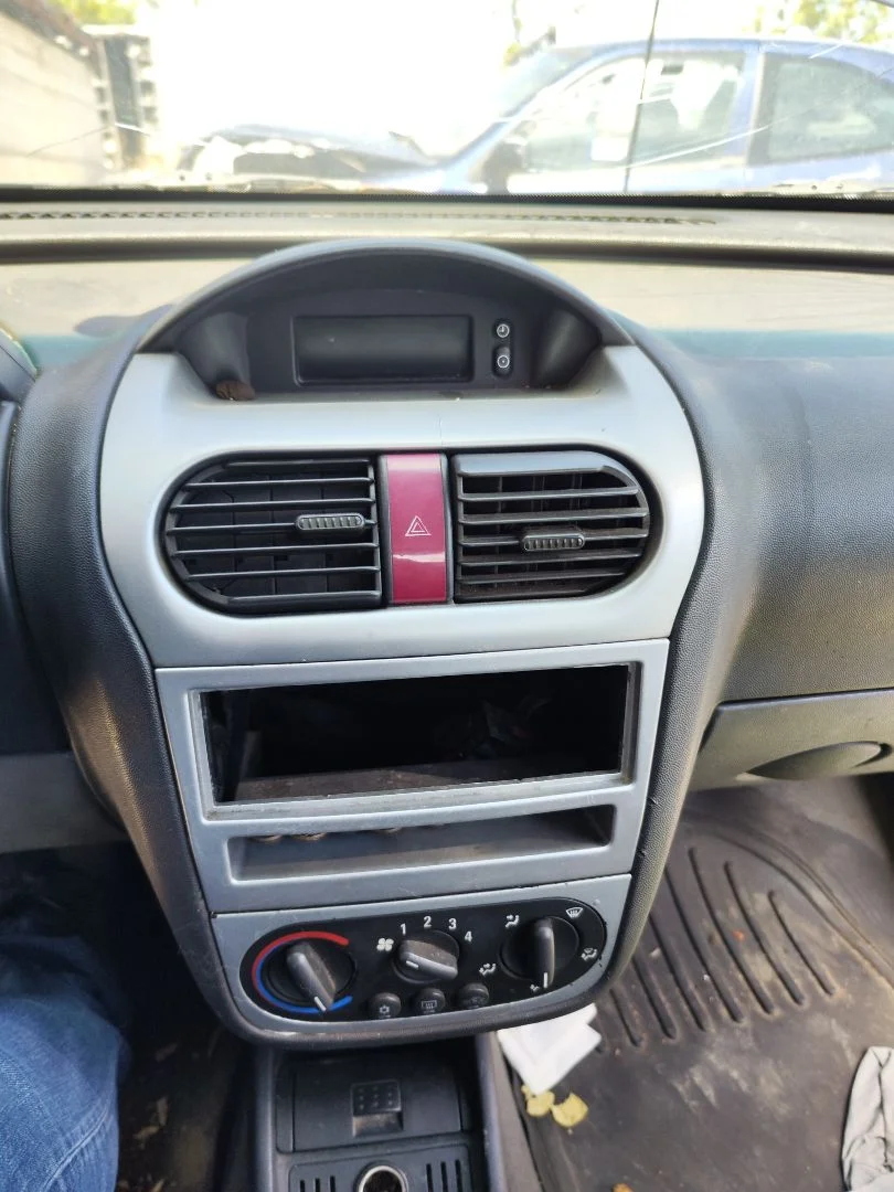 Foto de CONSOLA CENTRAL OPEL COMBO (CORSA C) 1.3 16V CDTI CAT (Z 13 DT / LN9) (69 CV / 51 KW)