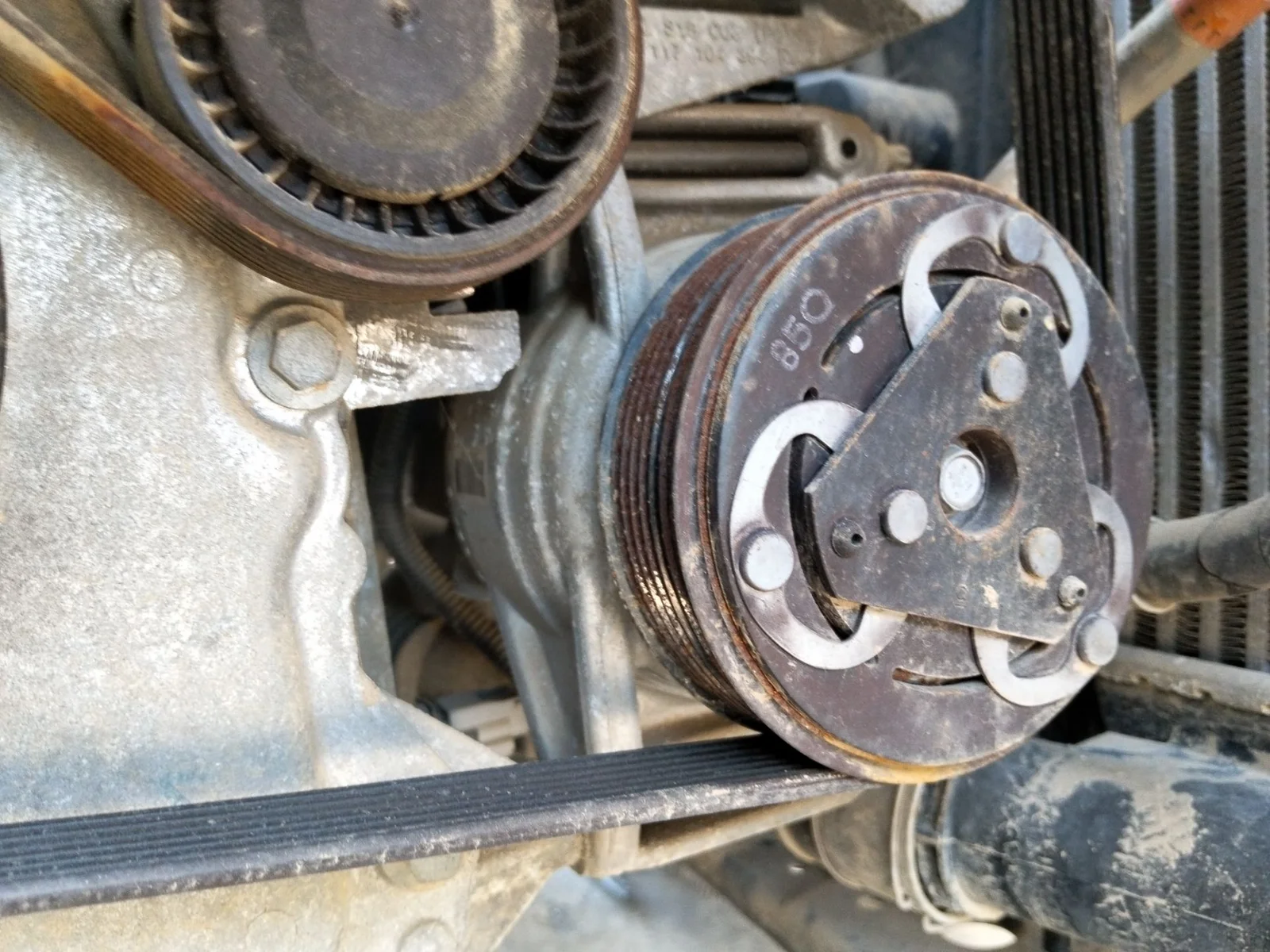 Foto de COMPRESOR AIRE ACONDICIONADO NISSAN MICRA (K14) 1.0 12V CAT (71 CV / 52 KW)