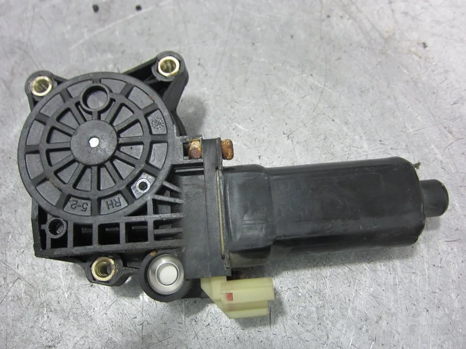 Foto de MOTOR ELEVALUNAS TRASERO DERECHO HYUNDAI ACCENT (LC) 1.5 12V CAT (90 CV / 66 KW)