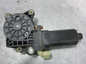Foto de MOTOR ELEVALUNAS TRASERO DERECHO HYUNDAI ACCENT (LC) 1.5 12V CAT (90 CV / 66 KW)