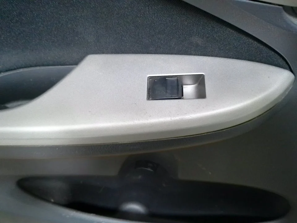 Foto de MANDO ELEVALUNAS TRASERO IZQUIERDO TOYOTA COROLLA (E15) 1.4 Turbodiesel CAT (90 CV / 66 KW) referencia 7427202150