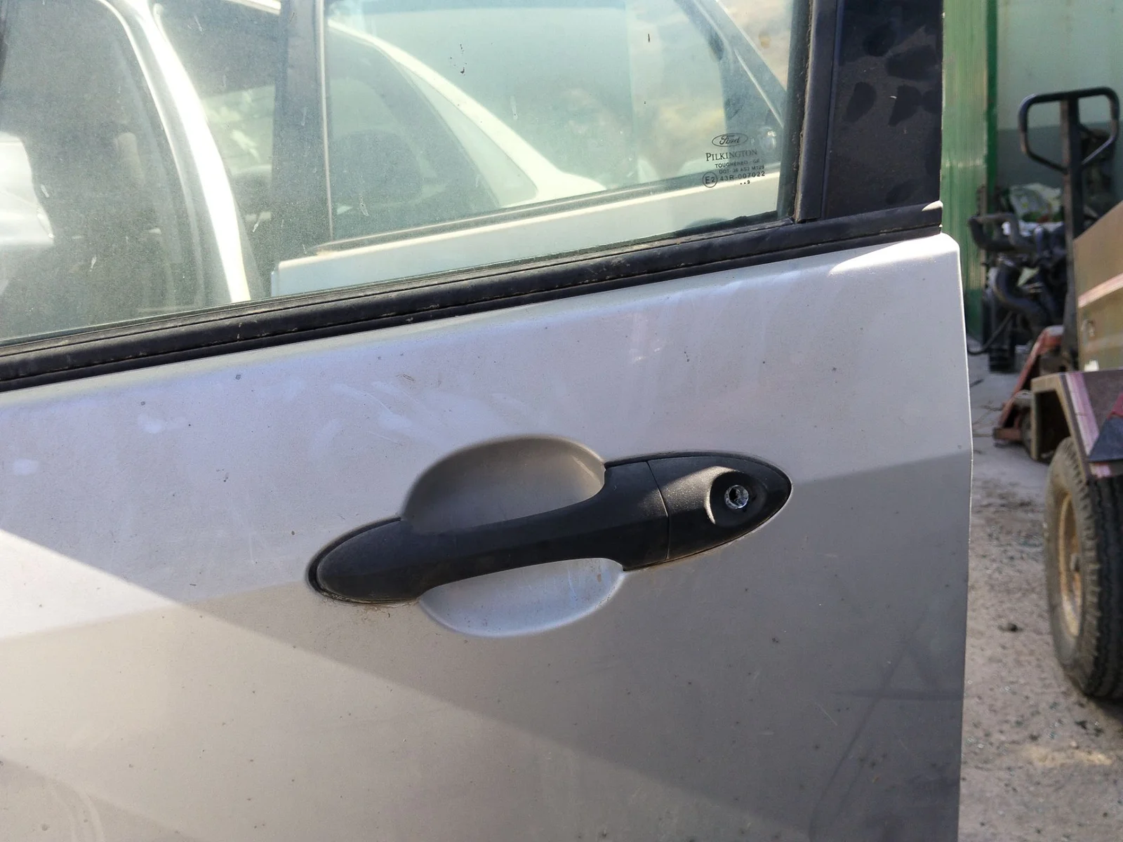 Foto de MANETA EXTERIOR DELANTERA IZQUIERDA FORD FOCUS BERLINA (CAK) 1.6 16V CAT (101 CV / 74 KW) referencia 1107182