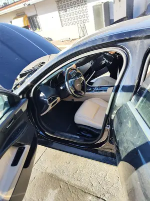 Foto de GOMAS CONTORNO PUERTA JAGUAR XE 2.0  Turbo CAT (200 CV / 147 KW)