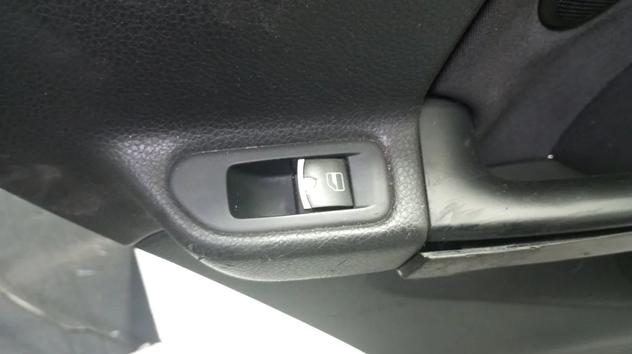 Foto de MANDO ELEVALUNAS TRASERO DERECHO VOLKSWAGEN GOLF VI (5K1)(10.2008) 2.0 TDI DPF (170 CV / 125 KW) referencia 5K4868346