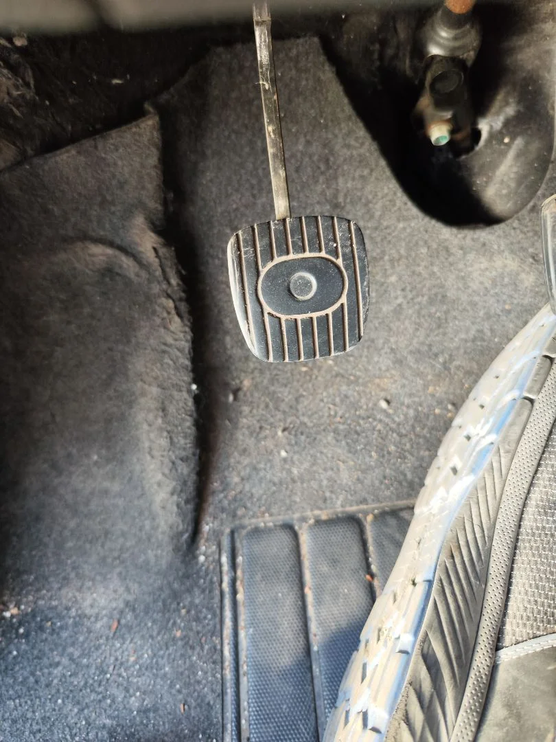 Foto de PEDAL EMBRAGUE NISSAN NOTE (E11E) 1.4 CAT (88 CV / 65 KW)