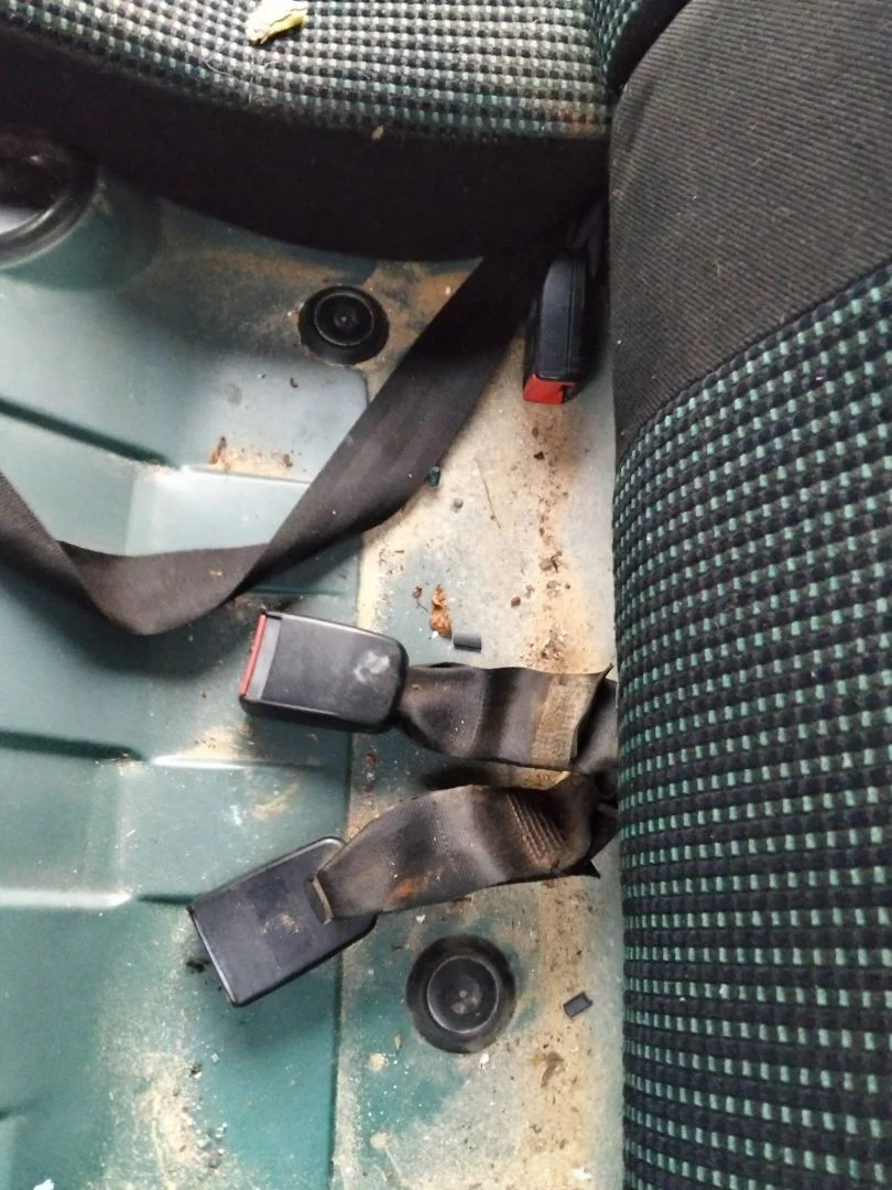 Foto de ENGANCHE CINTURON TRASERO CENTRAL PEUGEOT 106 (S2) 1.1 (60 CV / 44 KW)