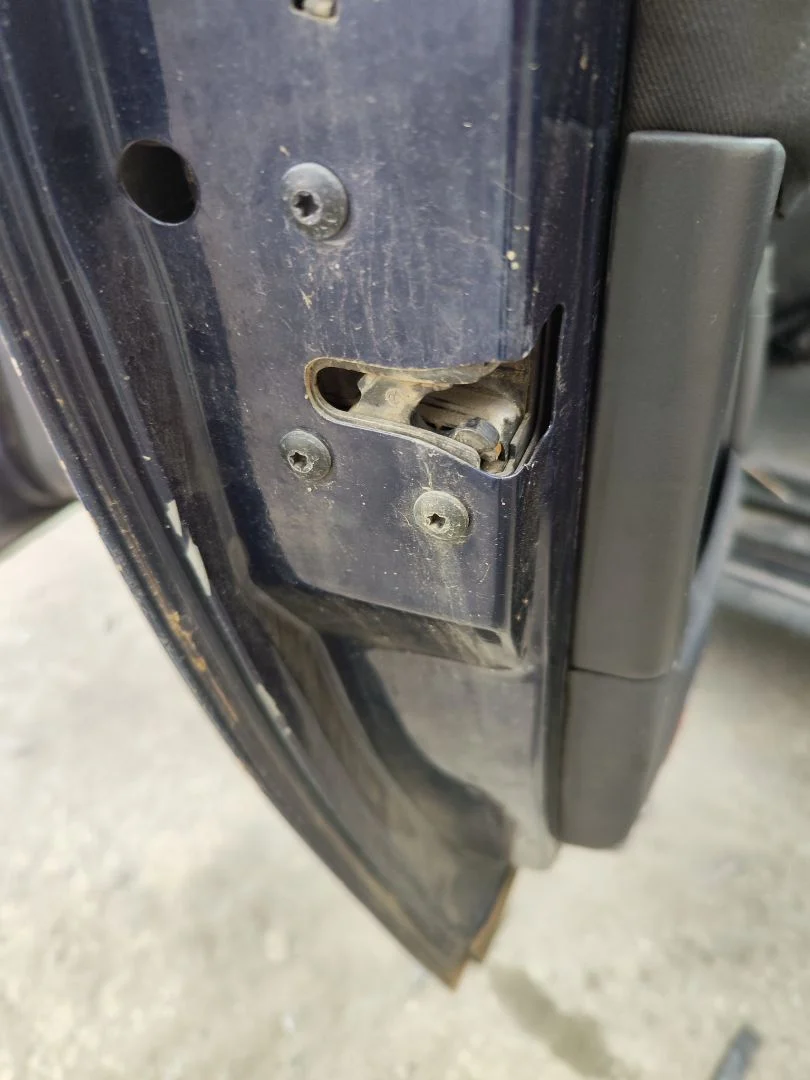 Foto de CERRADURA PUERTA TRASERA IZQUIERDA VOLKSWAGEN SHARAN (7M6/7M9) 1.9 TDI (116 CV / 85 KW) referencia 7M3839016A