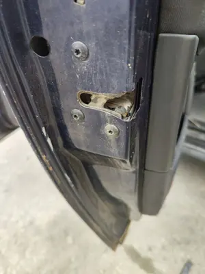 Foto de CERRADURA PUERTA TRASERA IZQUIERDA VOLKSWAGEN SHARAN (7M6/7M9) 1.9 TDI (116 CV / 85 KW) referencia 7M3839016A