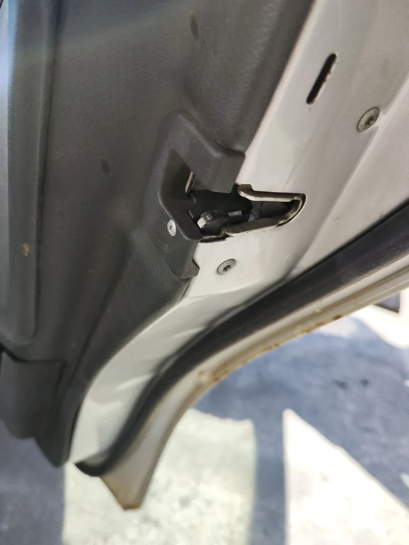 Foto de CERRADURA PUERTA TRASERA DERECHA MERCEDES-BENZ CLASE E (BM 210) BERLINA 2.2 CDI CAT (143 CV / 105 KW) referencia A2027300535