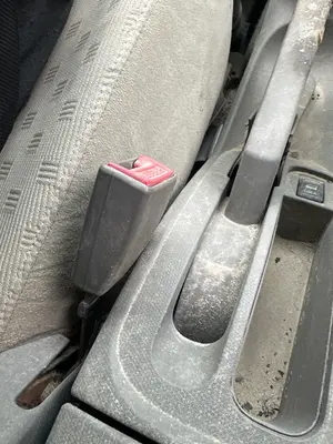 Foto de ENGANCHE CINTURON DELANTERO IZQUIERDO NISSAN MICRA (K12E) 1.2 CAT (65 CV / 48 KW)