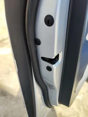 Foto de CERRADURA PUERTA DELANTERA IZQUIERDA VOLKSWAGEN GOLF PLUS V (5M1) 1.9 TDI (105 CV / 77 KW)