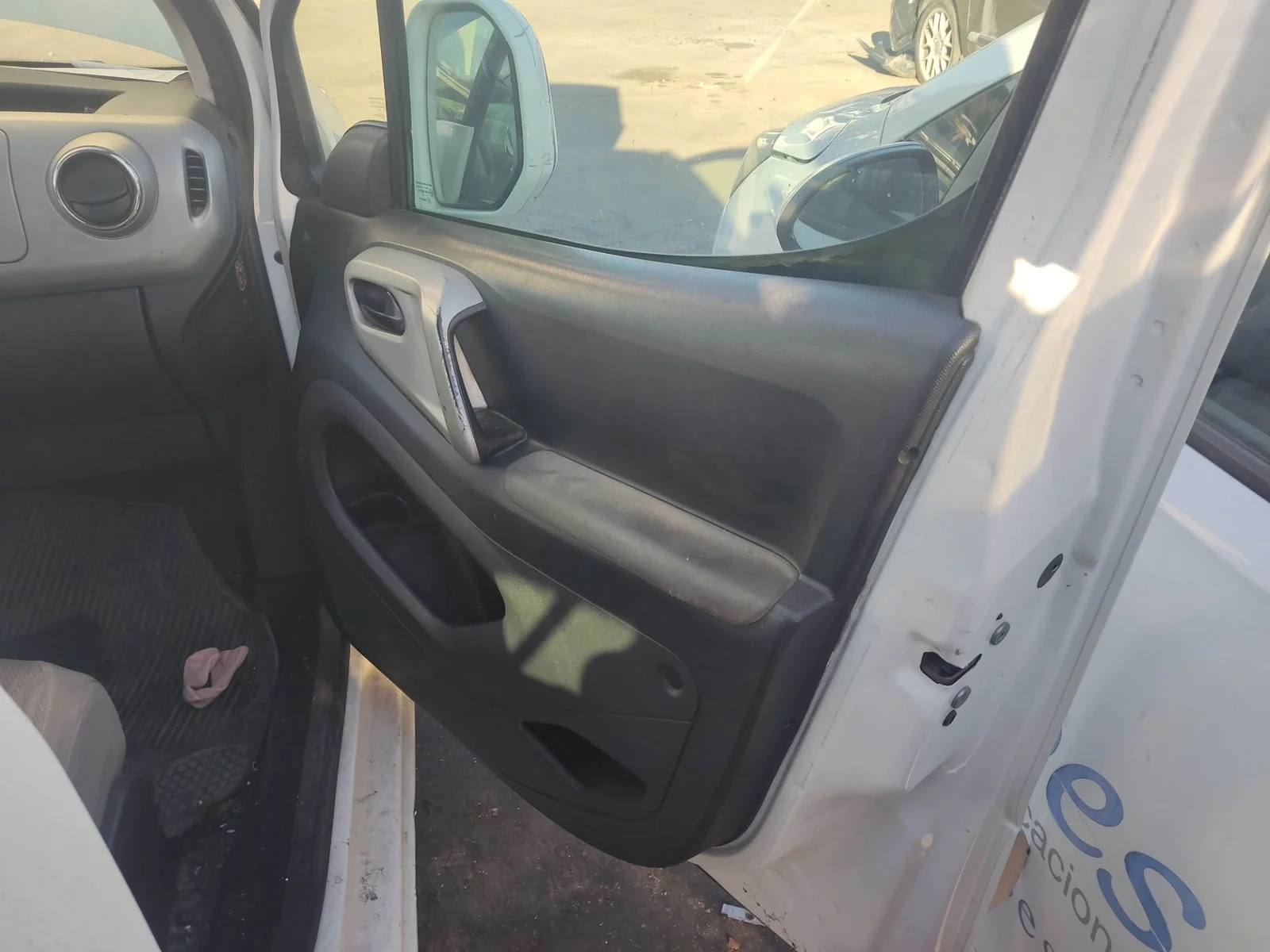 Foto de GUARNECIDO PUERTA DELANTERA DERECHA PEUGEOT PARTNER TEPEE 1.6 16V HDi CAT (9HT / DV6BTED4) (75 CV / 55 KW) referencia 16799816ZM