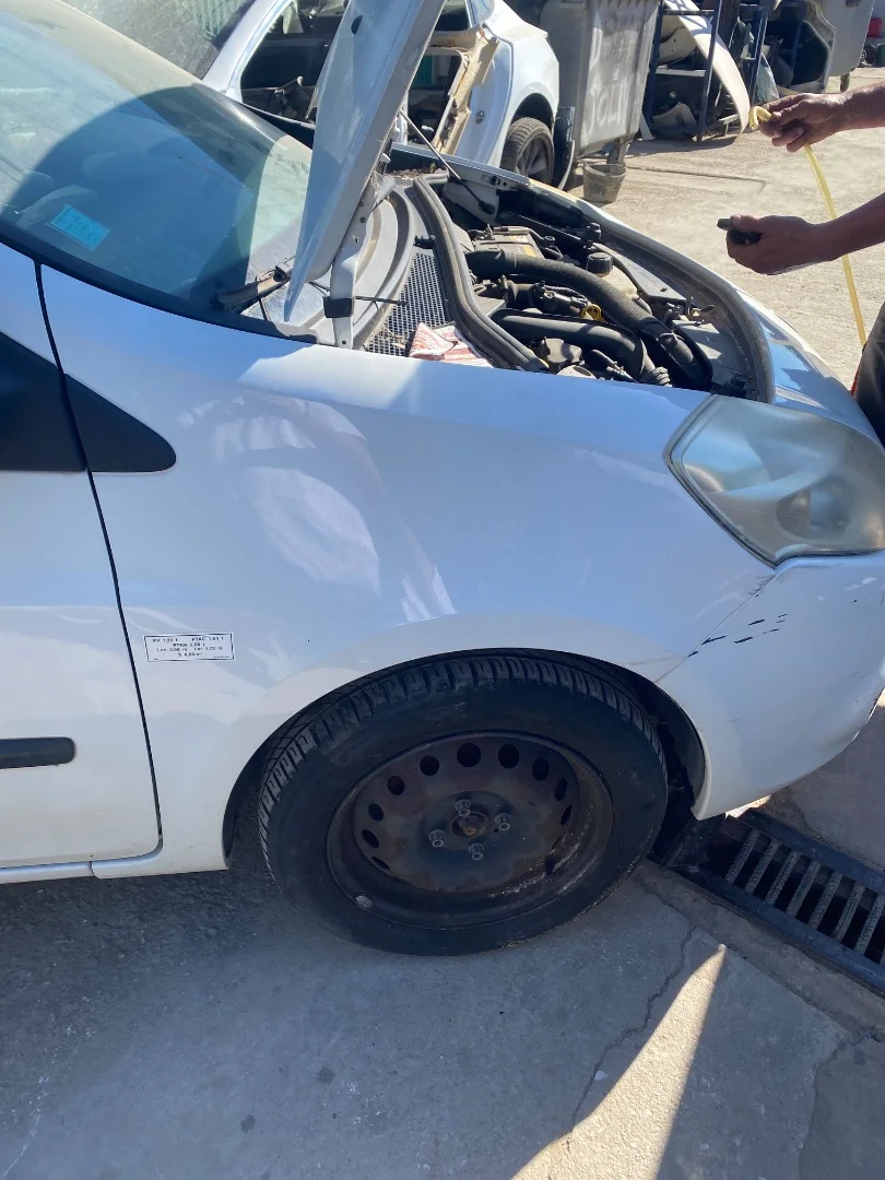 Foto de ALETA DELANTERA DERECHA RENAULT CLIO III 1.5 dCi Diesel (68 CV / 50 KW)