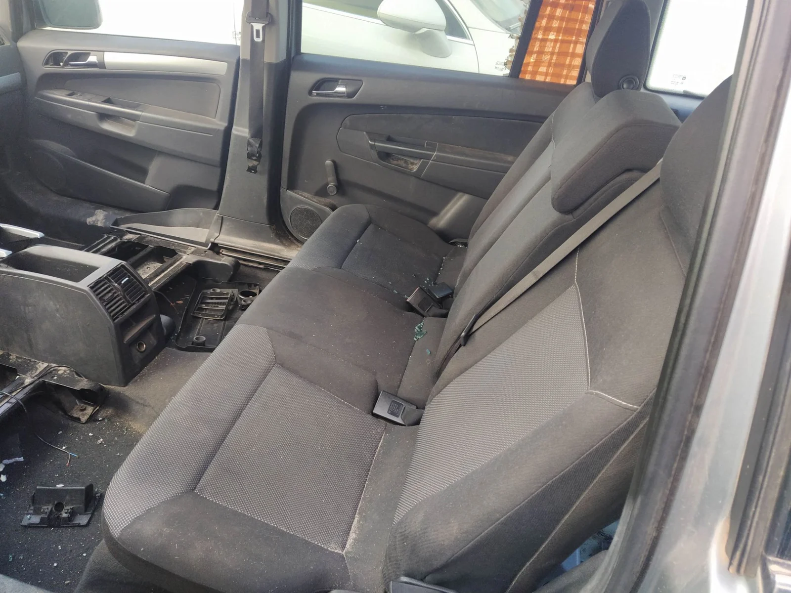Foto de ENGANCHE CINTURON TRASERO IZQUIERDO OPEL ZAFIRA B 1.7 16V CDTI (110 CV / 81 KW)