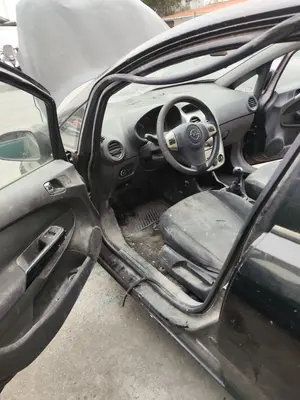 Foto de GOMAS CONTORNO PUERTA OPEL CORSA D 1.3 16V CDTI (75 CV / 55 KW)