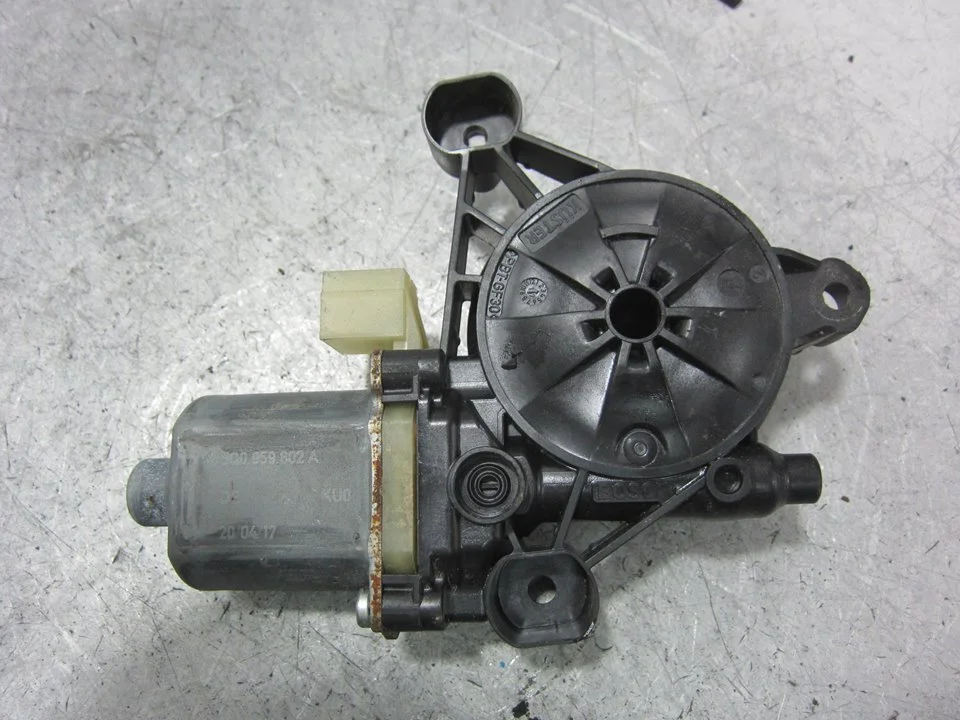 Foto de MOTOR ELEVALUNAS TRASERO DERECHO VOLKSWAGEN TIGUAN (AD1) 2.0 TDI DPF (239 CV / 176 KW) referencia 5Q0959802A