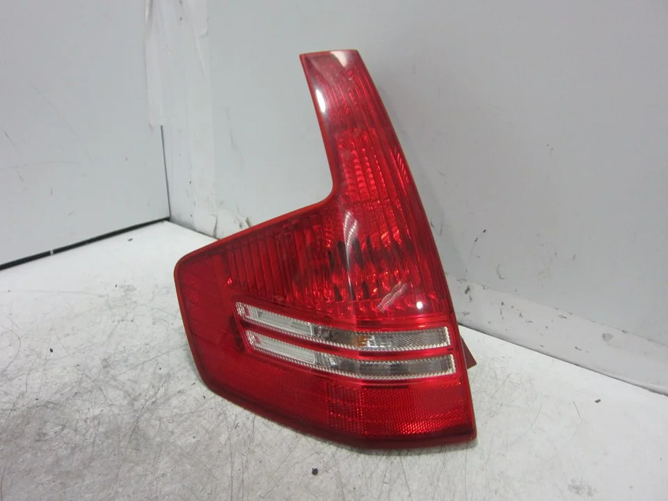 Foto de PILOTO TRASERO IZQUIERDO CITROEN C4 BERLINA 1.6 16V HDi (90 CV / 66 KW) referencia 965586408001