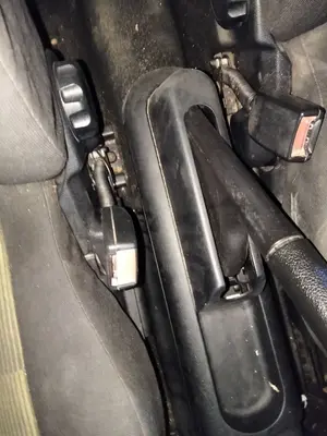 Foto de ENGANCHE CINTURON DELANTERO DERECHO FORD FIESTA (CBK)