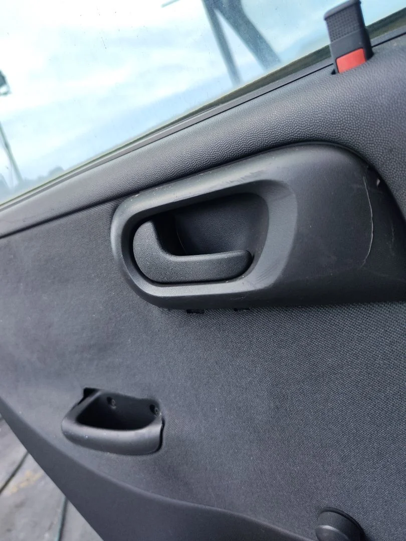 Foto de MANETA INTERIOR TRASERA IZQUIERDA OPEL CORSA C 1.7 16V DI CAT (Y 17 DTL / LK8) (65 CV / 48 KW) referencia 13122298