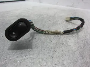 Foto de MANDO ELEVALUNAS DELANTERO DERECHO OPEL ASTRA F BERLINA referencia 03720101