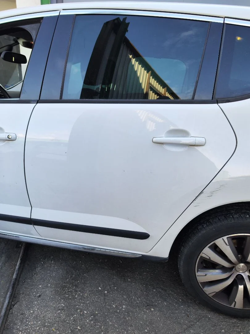 Foto de PUERTA TRASERA IZQUIERDA PEUGEOT 3008 1.6 Blue-HDI FAP (120 CV / 88 KW)