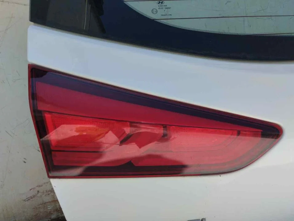 Foto de PILOTO TRASERO IZQUIERDO INTERIOR HYUNDAI I20 (GB) 1.2 16V CAT (84 CV / 62 KW)