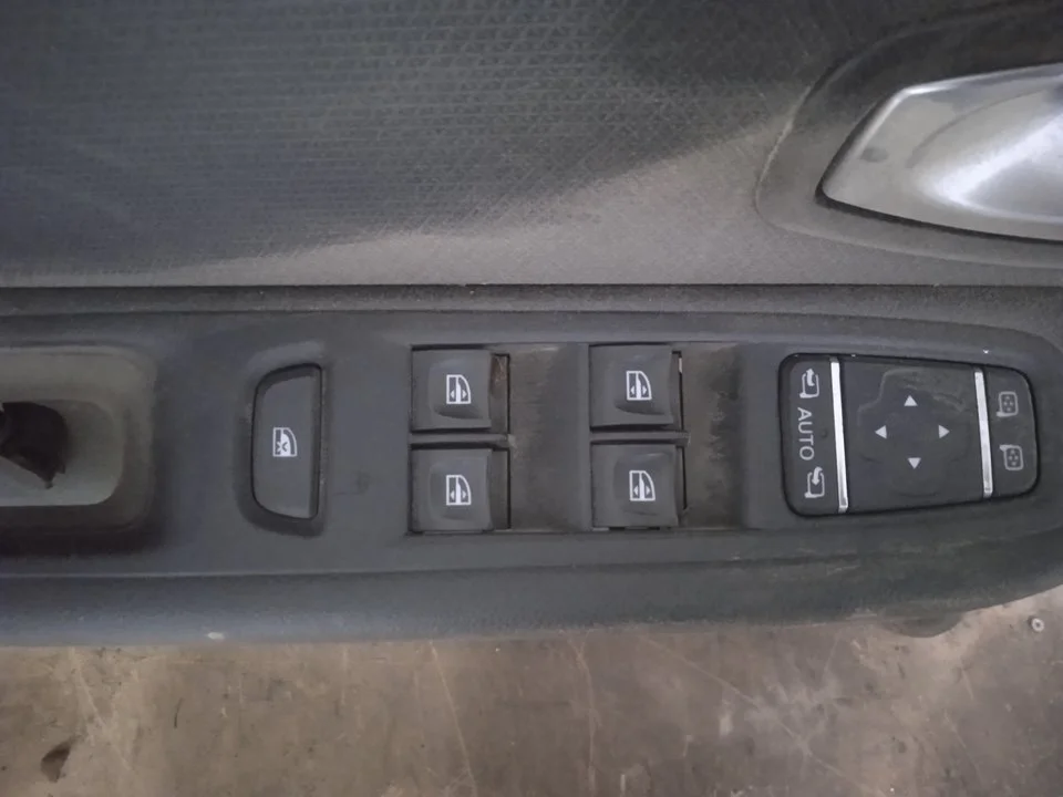 Foto de MANDO ELEVALUNAS DELANTERO IZQUIERDO RENAULT CLIO IV GRANDTOUR 0.9 Energy (90 CV / 66 KW) referencia 255702886R