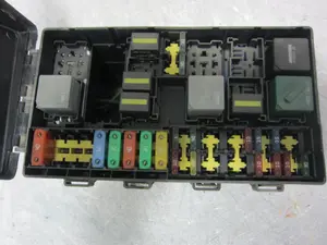Foto de CAJA RELES / FUSIBLES FORD FOCUS BERLINA (CAK) 1.8 TDCi CAT (101 CV / 74 KW) referencia 98AG14A142AD foto 2