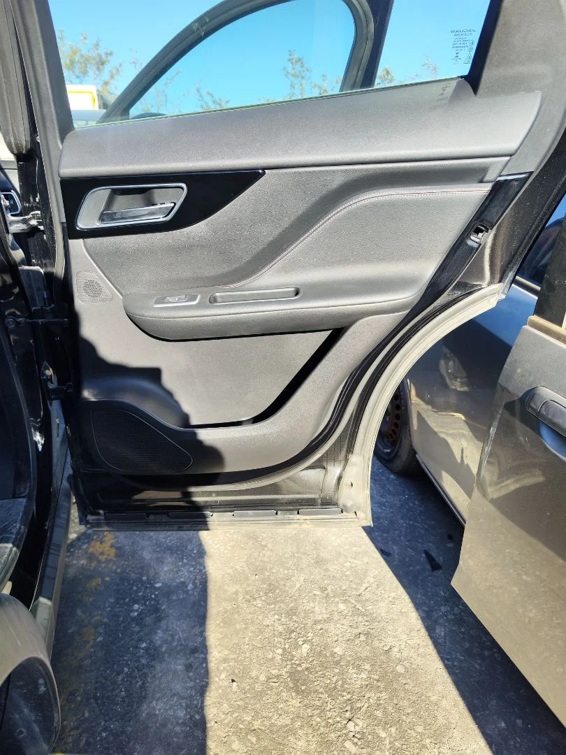 Foto de GUARNECIDO PUERTA TRASERA DERECHA JAGUAR F-PACE 3.0 V6 Diesel CAT (301 CV / 221 KW) referencia HK8320986ACW